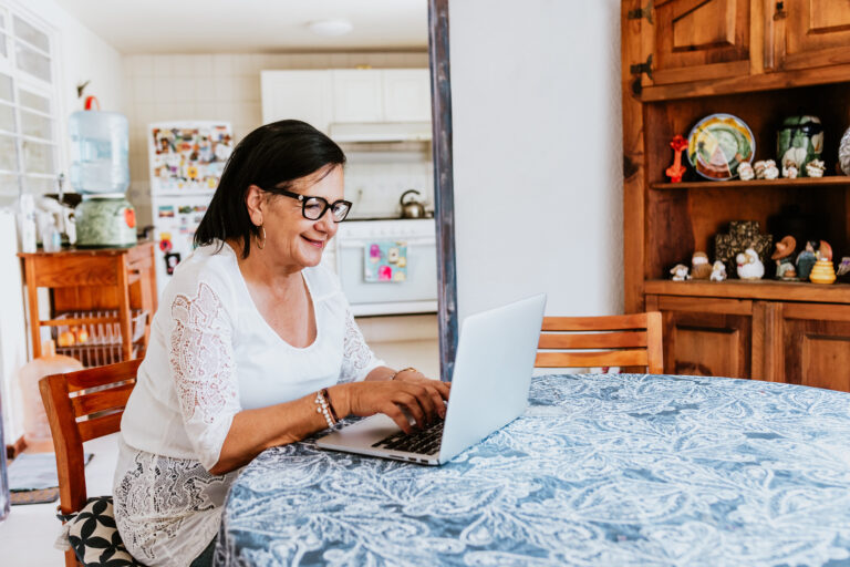 <strong>Nuevo reporte Observatorio del Envejecimiento UC-Confuturo aborda temática de Mujer 60+ y Trabajo</strong>