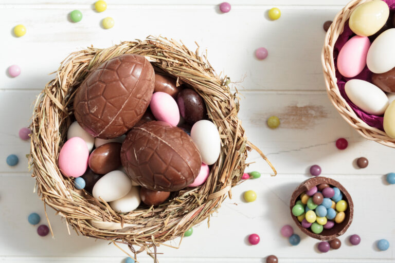 Aprendiendo a hacer huevitos de chocolate con Confuturo