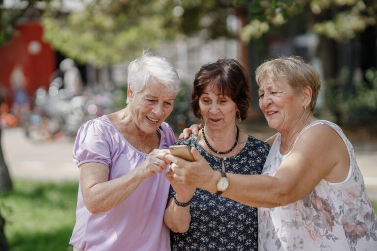 Observatorio del Envejecimiento UC-Confuturo:  «Solo la mitad de los adultos mayores chilenos tiene un smartphone para comunicarse «