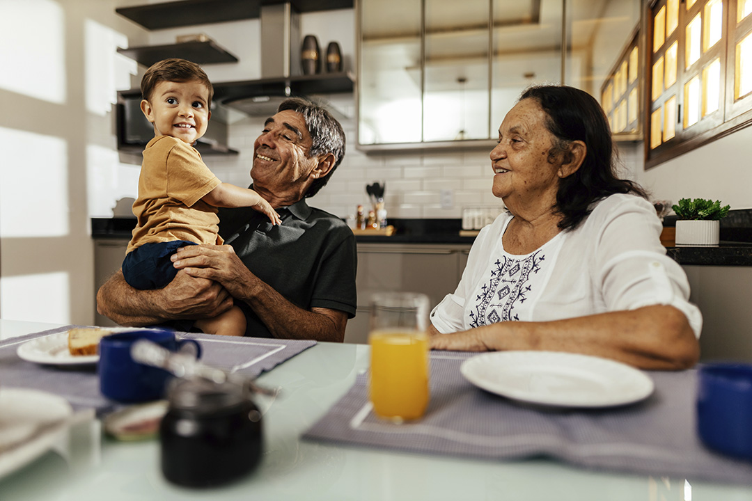 Un 28% de las personas mayores que son abuelos en Chile cuidan a sus nietos de manera intensiva